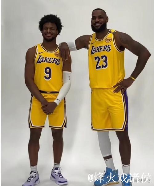 詹姆斯父子携手书写NBA历史新篇! 詹姆斯父子携手书写NBA历史新篇!